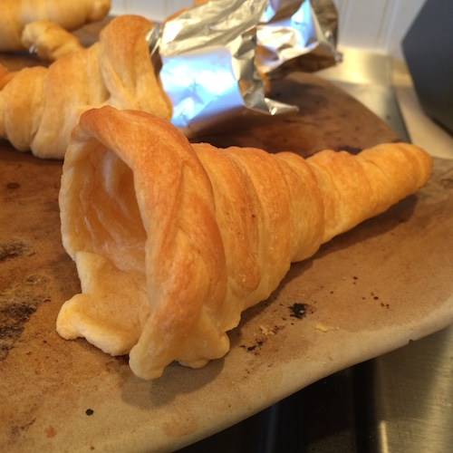 Create crescent roll Cornucopias for your Thanksgiving meal! via @redheadbabymama
