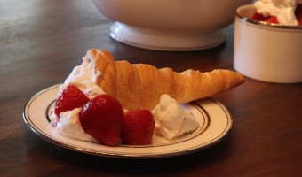 Create crescent roll Cornucopias for your Thanksgiving meal! via @redheadbabymama